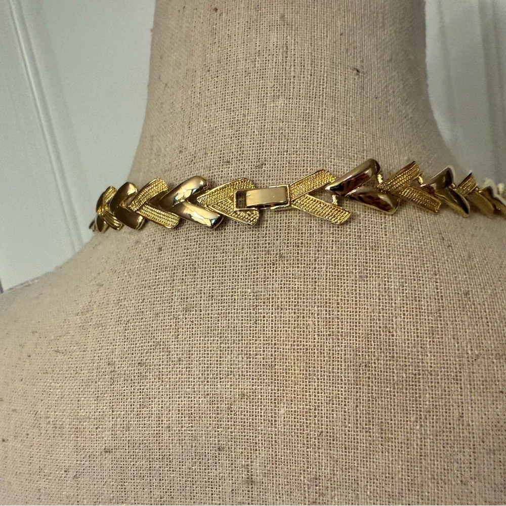 VINTAGE NECKLACE CHEVRON V DESIGN GOLD TONE SMOOTH & TEXTURED 18.5”